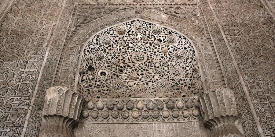 Fig. 1: Orumiyeh Friday mosque in North-Western
                        Iran (Seljuk mosque and Ilkhanid stucco revetment). Detail of whitewashed
                        stucco mihrab. (© Grbanovic 2014)