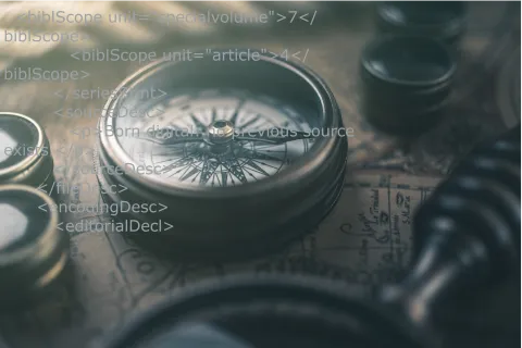 Titelbild Sonderband, zeigt: Historischer Kompass auf Holztisch mit dem Anschnitt einer Lupe und einer Schicht XML-Code überschrieben