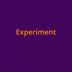Das Wort "Experiment" in orangefarbener Schrift auf lilfarbenem Grund