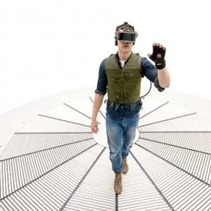 Das im Beitrag beschriebene Das Virtual Theatre mit Nutzerin und (vereinfachter) virtueller Umgebung (Foto: Walter Spanjersberg, 2013).