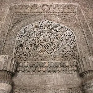 Ausschnitt aus Abb. 1 des Beitrags, zeigt:  Orumiyeh Friday mosque in North-Western Iran (Seljuk mosque and Ilkhanid stucco revetment).